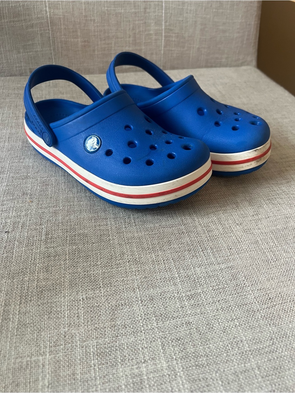 CROCS Blue boys/girls/unisex logo outdoor playground school clogs w/strap, 13